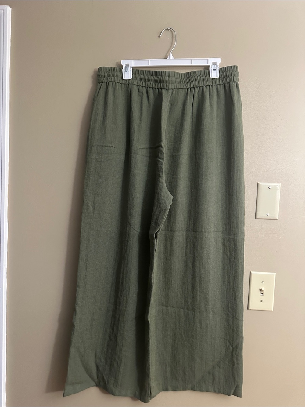 Olive Wide-Leg Drawstring Pants - Picture 2 of 3